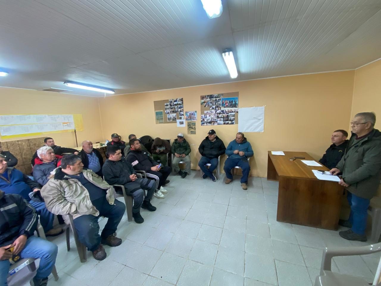 Asamblea observada desde un plano amplio.