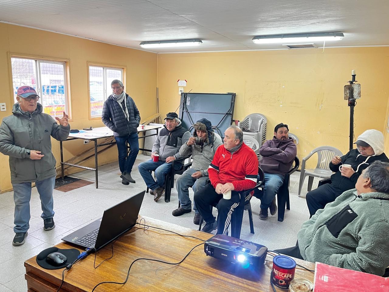 Participantes durante el taller de fortalecimiento organizacional en la sede.