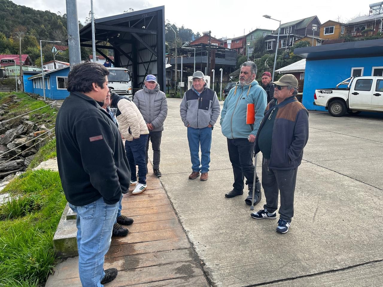 Participantes escuchan una explicación durante una visita a una caleta.