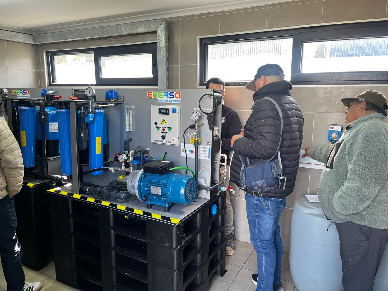Participantes observan equipamiento durante la gira tecnológica.
